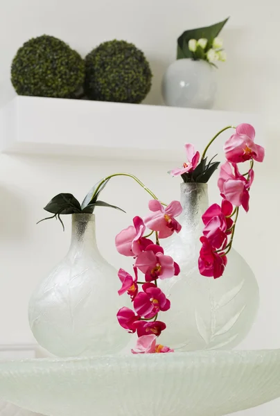 Pink orchid on white vase. — Stock Photo, Image