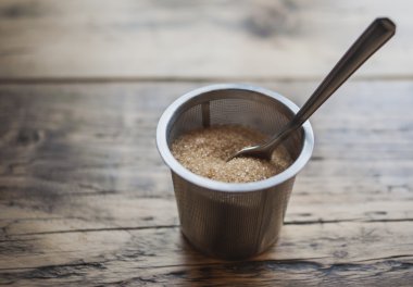 kahverengi şeker kaşığı, çelik kase yığını yıpranmış ahşap