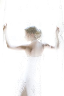 pencere perde arkasında duran gelin