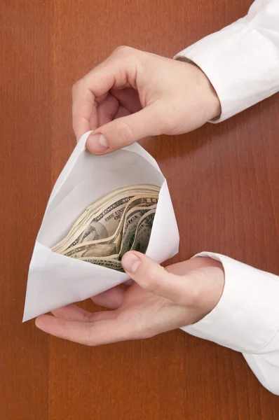 Pojęcie korupcji. człowiek biznesu sprawdzić stos pieniędzy w kopert — Zdjęcie stockowe