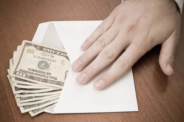 Conceito de corrupção. Homem de negócios tomar uma pilha de dinheiro em envelo — Fotografia de Stock