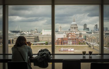 St paul Katedrali ve tate modern sanattan görülen millennium Köprüsü 