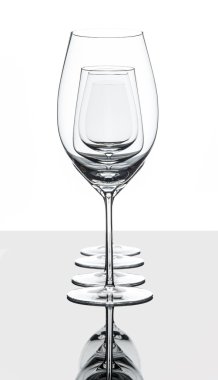 boş kırmızı ve beyaz şarap bardakları birbirlerine izole ayarla 