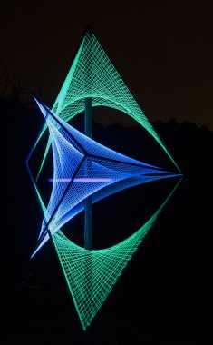 mavi ve yeşil ışık 3d oluşumu siyah arka planda oluşturulan.