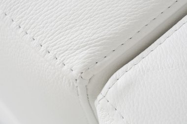 Beyaz parlak deri döşeme doku dikiş ile.