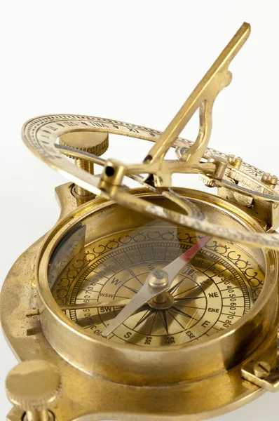 Oude messing sextant. meetinstrument voor navigatie geïsoleerd. — Stockfoto
