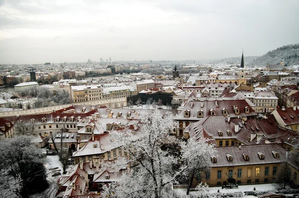 Zasněžené střechy v Praze. — Stock fotografie