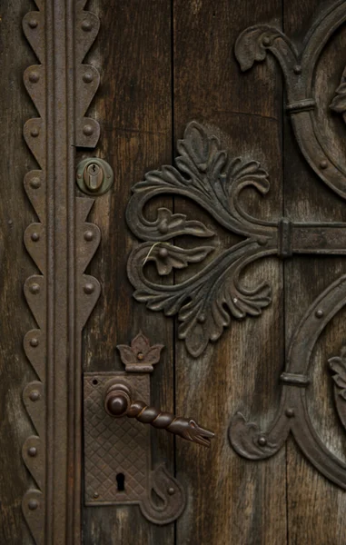 Oude gesneden kerk deur detail met de greep. — Stockfoto