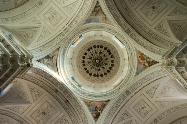 Interiör kyrkans kupol nedifrån och upp i symmetri — Stockfoto