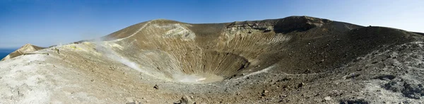 Панорамный вид вулканского кратера (остров Вулкано, Сицилия) ). — стоковое фото