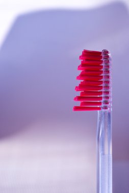 beyaz cam izole kırmızı diş fırçası