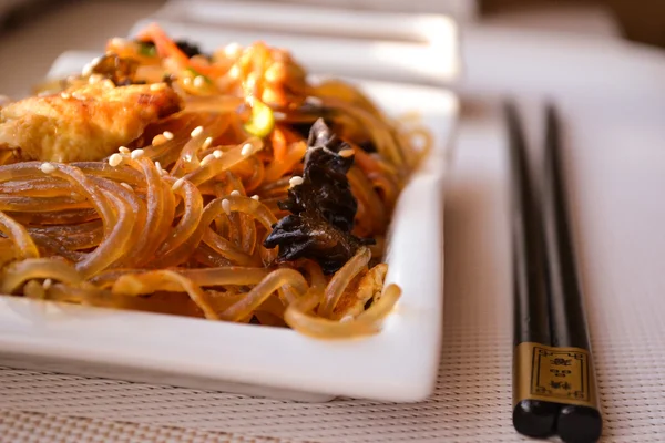 Japanese Cuisine - Fried Noodles (udon) with Beef and Vegetables — Stock Photo, Image