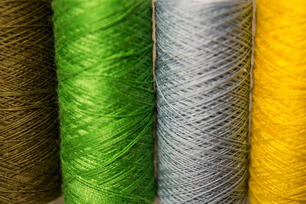 Linhas de costura fundo multicolorido closeup — Fotografia de Stock
