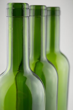 boş yeşil şarap şişeleri üzerinde beyaz izole