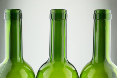 boş yeşil şarap şişeleri üzerinde beyaz izole