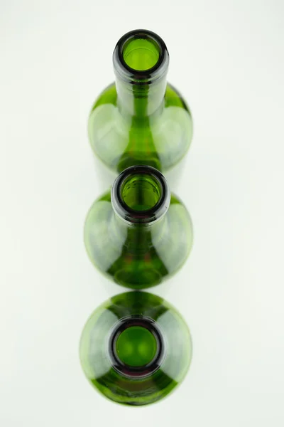 Tom gröna vinflaskor isolerad på vit — Stockfoto