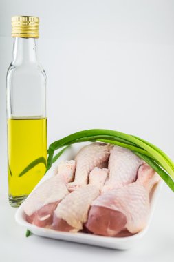 zeytinyağı ve yeşil soğan ile çiğ tavuk budu