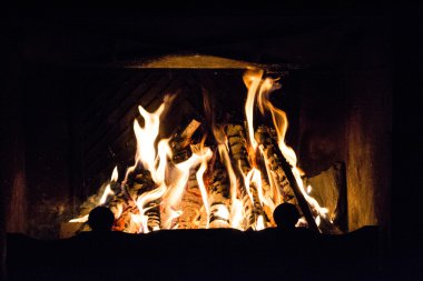 şömine yangında alevler siyah bir zemin üzerine ateş