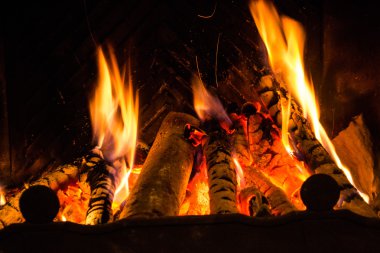 şömine yangında alevler siyah bir zemin üzerine ateş