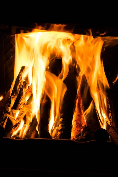 Feuer in einem Kamin Flammen auf schwarzem Hintergrund — Stockfoto