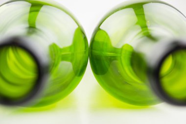 beyaz zemin üzerinde boş şarap şişeleri