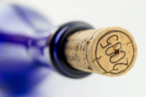 Wino w butelce niebieski na białym tle — Zdjęcie stockowe
