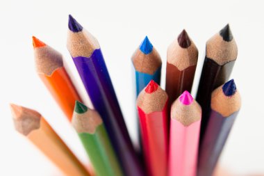 Beyaz arkaplanda izole edilmiş renkli kalemler yakın plan