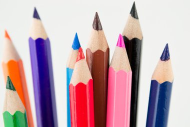 Beyaz arkaplanda izole edilmiş renkli kalemler yakın plan