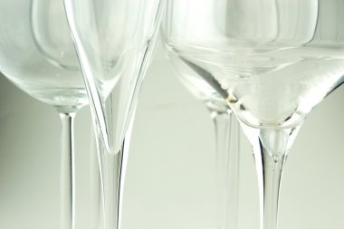 beyaz boş şarap ve şampanya bardakları