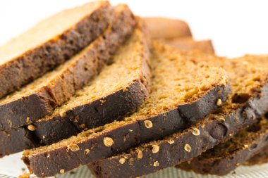 Beyaz arkaplanda izole edilmiş çavdar ekmeği