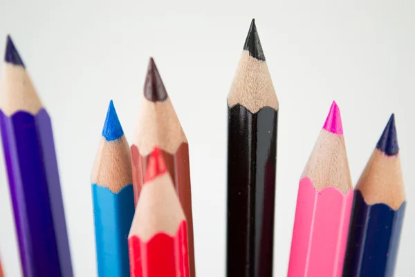 Beyaz arkaplanda izole edilmiş renkli kalemler yakın plan — Stok fotoğraf