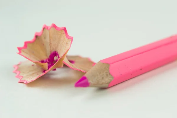 Afeitaciones de lápiz rosa aisladas sobre un fondo blanco —  Fotos de Stock