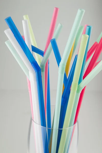 Pajitas de cóctel en vaso sobre fondo blanco — Foto de Stock