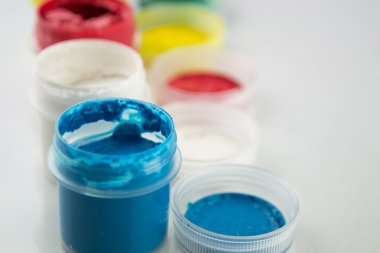 guaj boya üzerine beyaz izole