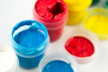 guaj boya üzerine beyaz izole