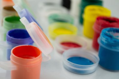 guaj boya üzerine beyaz izole