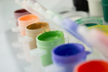 guaj boya üzerine beyaz izole