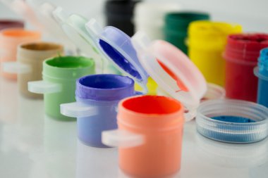 guaj boya üzerine beyaz izole