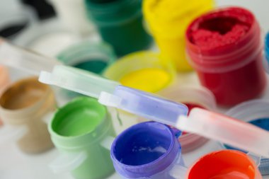 guaj boya üzerine beyaz izole