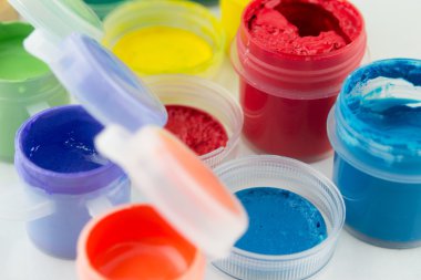 guaj boya üzerine beyaz izole