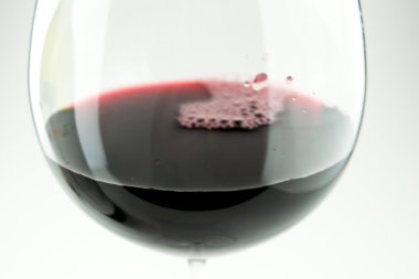 Beyaz arka planda kırmızı şarap.