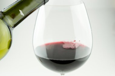 kırmızı şarap bir bardak içine dökülür varlık