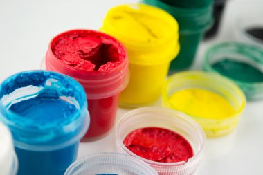 guaj boya üzerine beyaz izole