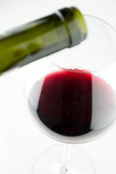Rött vin som hälls i ett glas — Stockfoto