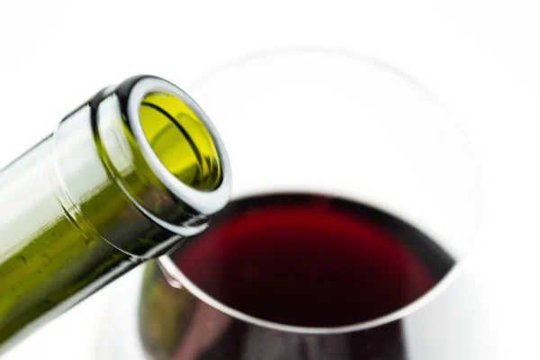Rött vin som hälls i ett glas — Stockfoto