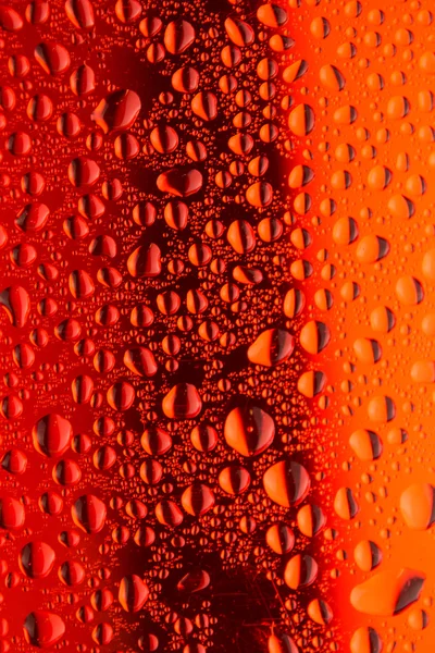 Kırmızı cam yüzeyi su damlaları yukarı kapatın — Stok fotoğraf