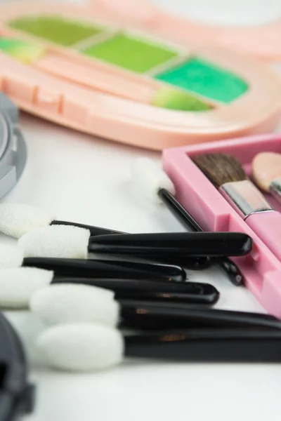 Professional cosmetics. Eye-shadow and applicator brushes — Stock Photo, Image