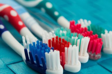 izole mavi arka plan üzerinde Renkli diş fırçaları