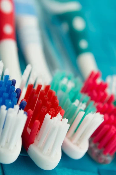 Kleurrijke tandenborstels geïsoleerd op blauwe achtergrond — Stockfoto