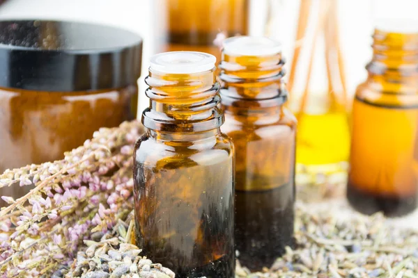 Aceite esencial y flores de lavanda — Foto de Stock